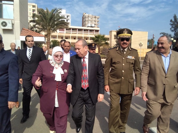بالصور.. محافظ كفر الشيخ يضع إكليلا من الزهور علي قبر الجندي المجهول