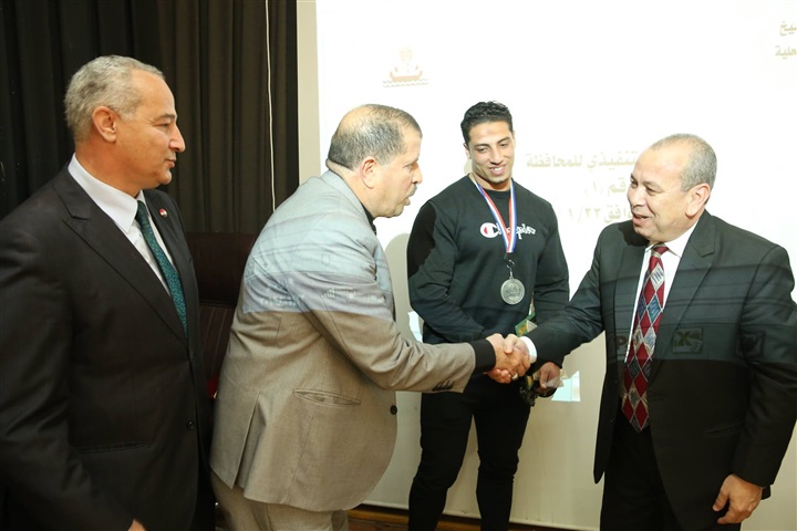 بالصور.. محافظ كفر الشيخ يكرم الثانى عالميًا فى كمال الأجسام للناشئين 
