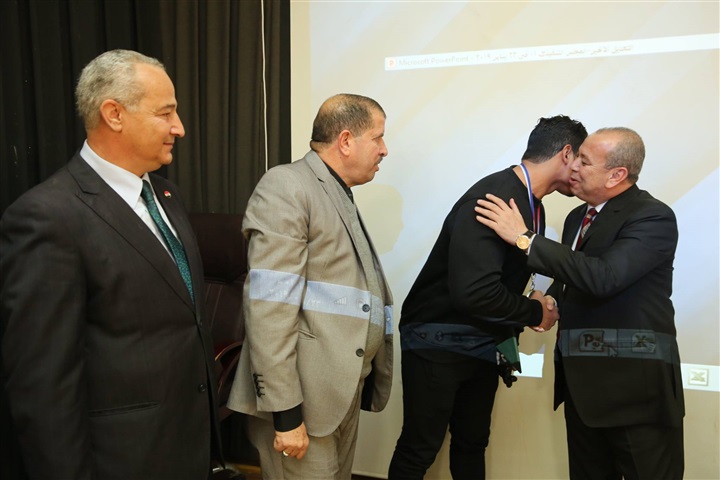 بالصور.. محافظ كفر الشيخ يكرم الثانى عالميًا فى كمال الأجسام للناشئين 