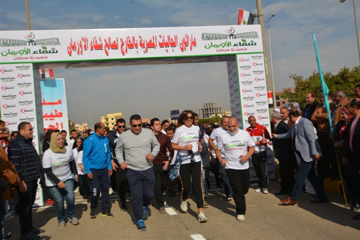 مستشفي شفاء الأورام بالأقصر تكرم وزيرة الهجرة وتهديها درع شريك النجاح