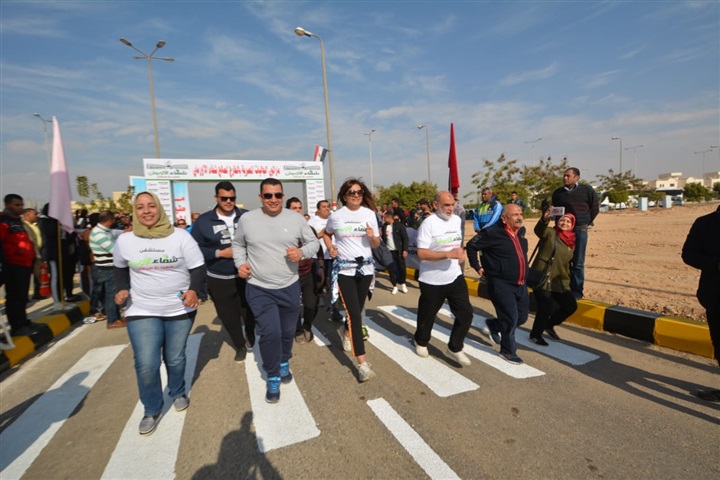 مستشفي شفاء الأورام بالأقصر تكرم وزيرة الهجرة وتهديها درع شريك النجاح