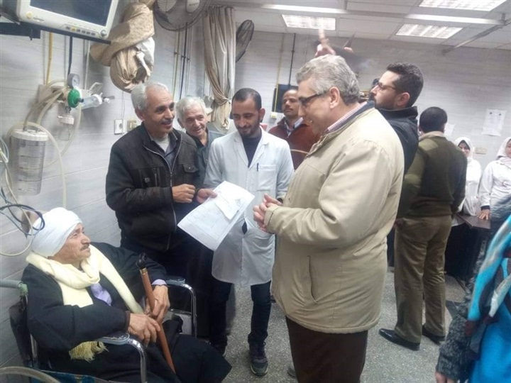 عميد طب بنها يتفقد مستشفى الجامعة 