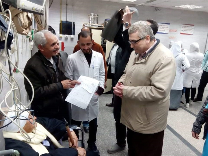 عميد طب بنها يتفقد مستشفى الجامعة 