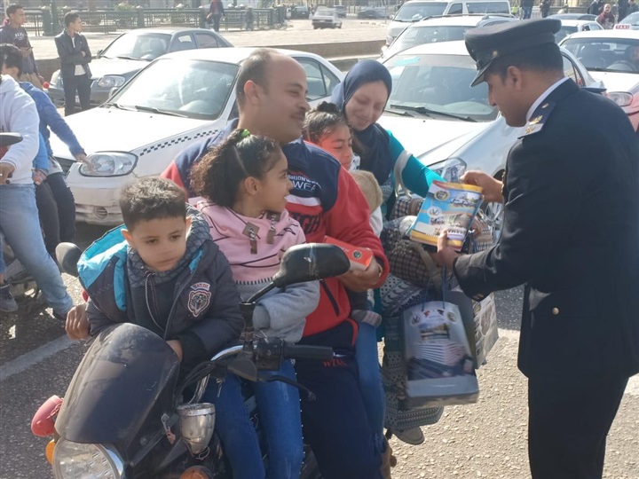 الشرطة والشعب يحتفلون بعيد الشرطة بجميع ميادين الجمهورية (صور) الشرطة والشعب يحتفلون بعيد الشرطة بجميع ميادين الجمهورية (صور)
