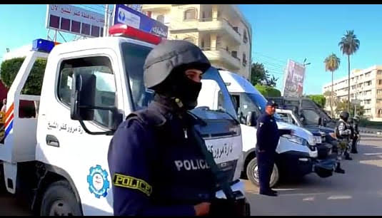 بالصور.. ضباط كفر الشيخ يوزعون الحلوي والورود علي المواطنين احتفالا بعيد الشرطة
