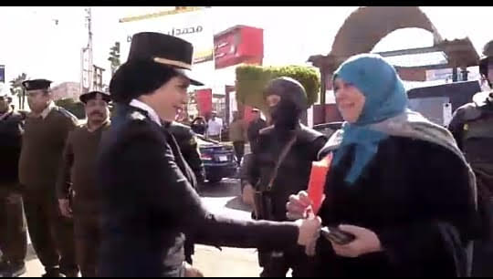 بالصور.. ضباط كفر الشيخ يوزعون الحلوي والورود علي المواطنين احتفالا بعيد الشرطة