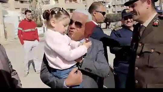 بالصور.. ضباط كفر الشيخ يوزعون الحلوي والورود علي المواطنين احتفالا بعيد الشرطة
