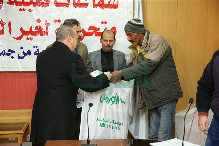 بالفيديو والصور..الأرومان توزع أجهزة طبية وكراسي متحركة لغير القادرين بكفر الشيخ