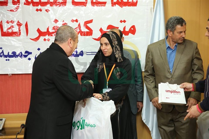 بالفيديو والصور..الأرومان توزع أجهزة طبية وكراسي متحركة لغير القادرين بكفر الشيخ