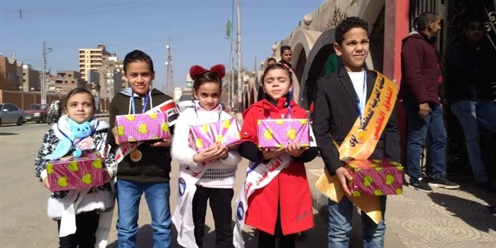 "المهن التعليمية بملوي" تكرم أبناء المعلمين المتفوقين في الشهادات العامة