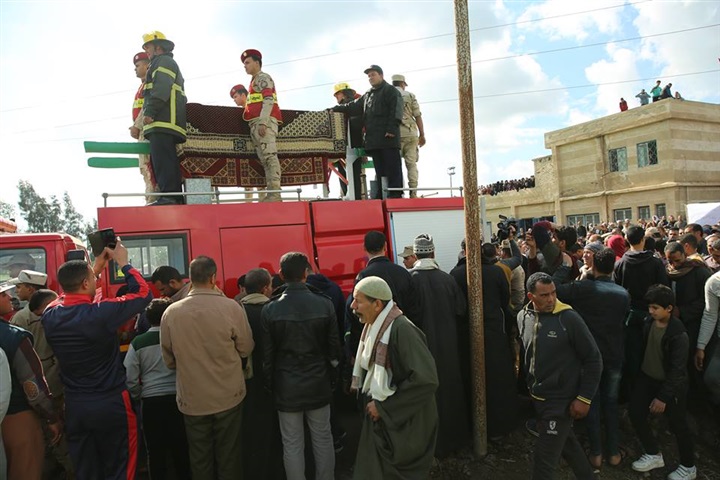 بالفيديو والصور..في مشهد جنائزي مهيب.. كفر الشيخ تودع شهيد سيناء من مسقط رأسه