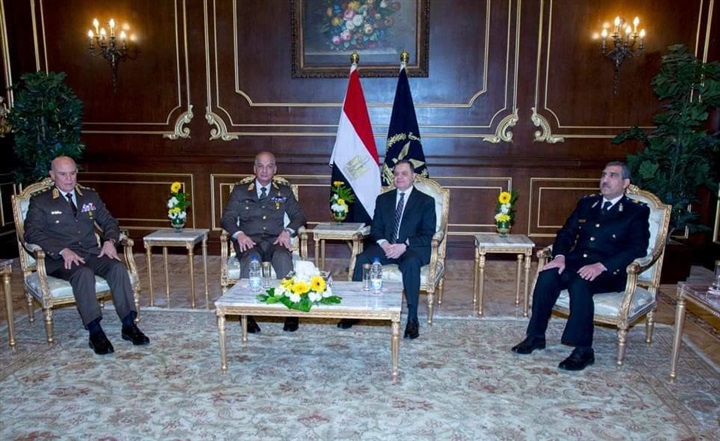 وزير الدفاع ورئيس الأركان يهنئون وزير الداخلية بعيد الشرطة وزير الدفاع ورئيس الأركان يهنئون وزير الداخلية بعيد الشرطة