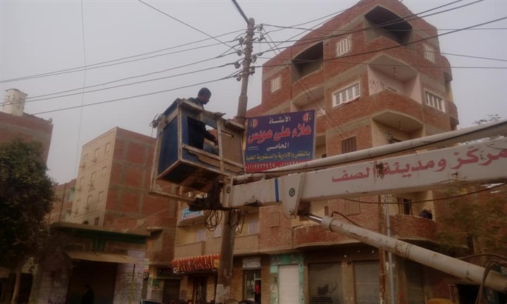 بالصور.. حملة لإزالة الاعلانات المخالفة بمركز الصف