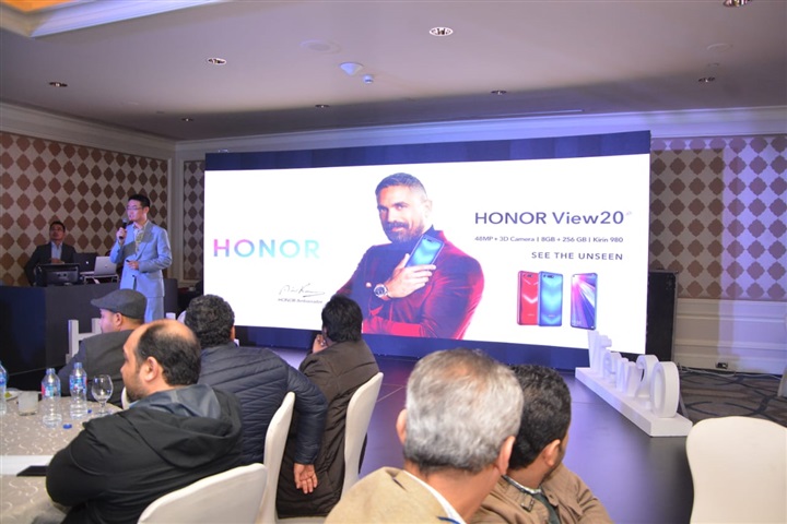 بالصور.. أمير كرارة  يتسلم نسختين من honor view 20 تحملان توقيعه في حفل تجديد تعاقده كسفيرًا للشركة