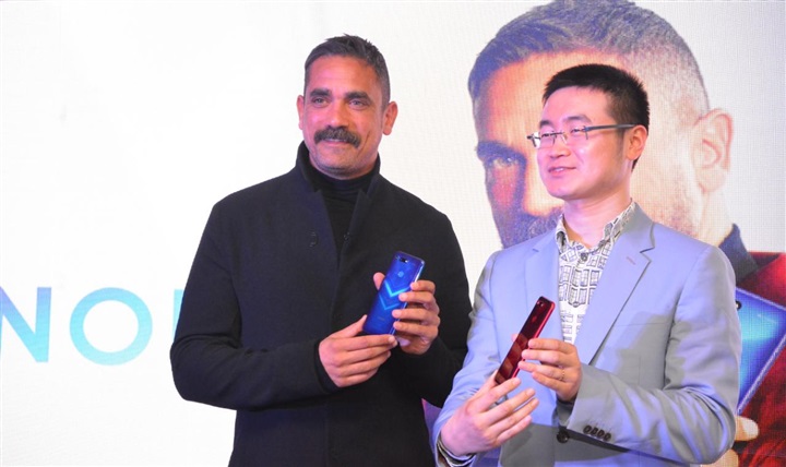 بالصور.. أمير كرارة يتسلم نسختين من honor view 20 تحملان توقيعه في حفل تجديد تعاقده كسفيرًا للشركة بالصور.. أمير كرارة يتسلم نسختين من honor view 20 تحملان توقيعه في حفل تجديد تعاقده كسفيرًا للشركة