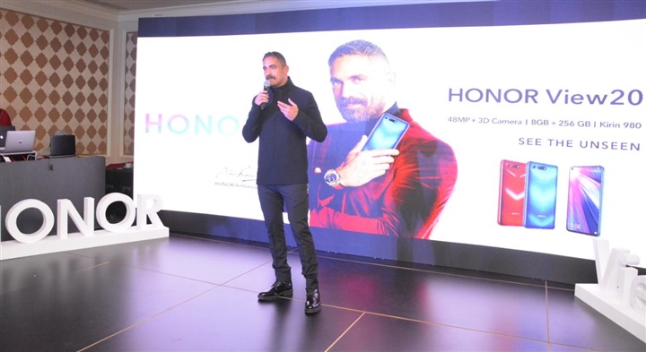 بالصور.. أمير كرارة يتسلم نسختين من honor view 20 تحملان توقيعه في حفل تجديد تعاقده كسفيرًا للشركة بالصور.. أمير كرارة يتسلم نسختين من honor view 20 تحملان توقيعه في حفل تجديد تعاقده كسفيرًا للشركة