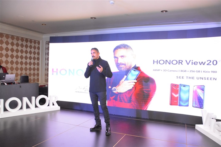 بالصور.. أمير كرارة  يتسلم نسختين من honor view 20 تحملان توقيعه في حفل تجديد تعاقده كسفيرًا للشركة