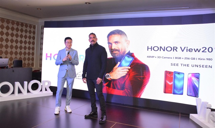 بالصور.. أمير كرارة يتسلم نسختين من honor view 20 تحملان توقيعه في حفل تجديد تعاقده كسفيرًا للشركة بالصور.. أمير كرارة يتسلم نسختين من honor view 20 تحملان توقيعه في حفل تجديد تعاقده كسفيرًا للشركة