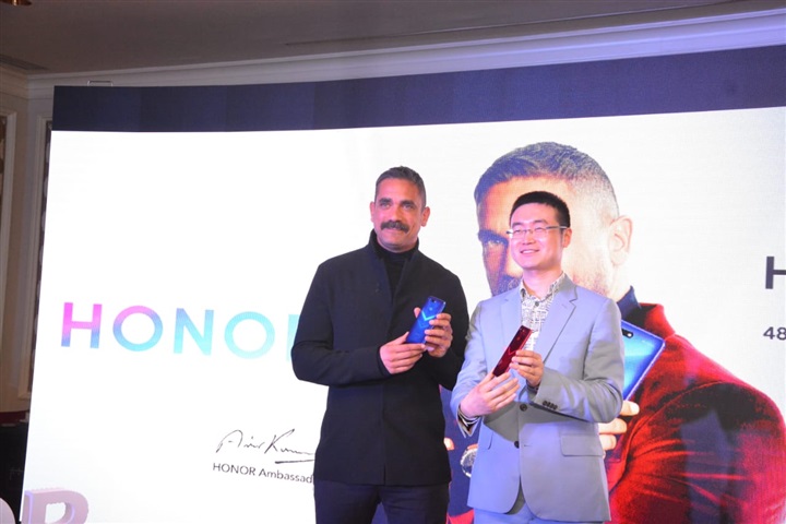 بالصور.. أمير كرارة يتسلم نسختين من honor view 20 تحملان توقيعه في حفل تجديد تعاقده كسفيرًا للشركة بالصور.. أمير كرارة يتسلم نسختين من honor view 20 تحملان توقيعه في حفل تجديد تعاقده كسفيرًا للشركة