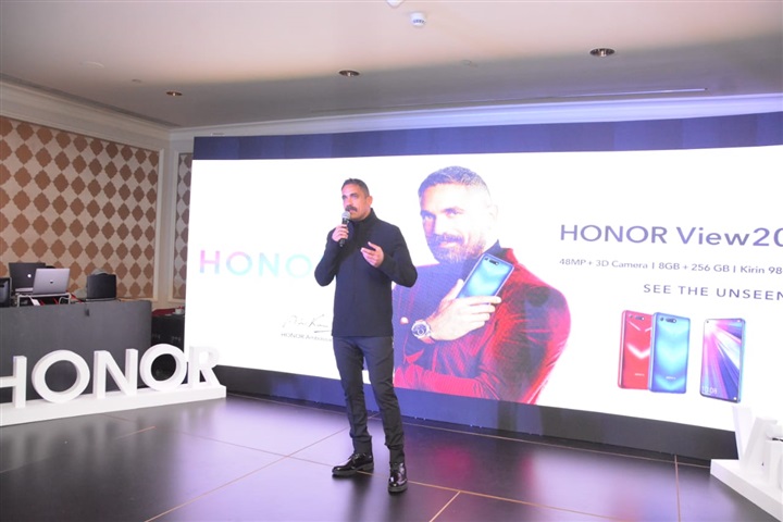 بالصور.. أمير كرارة  يتسلم نسختين من honor view 20 تحملان توقيعه في حفل تجديد تعاقده كسفيرًا للشركة