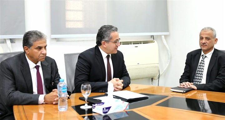 لقاء وزير الآثار بالعاملين بمتحف الحضارة