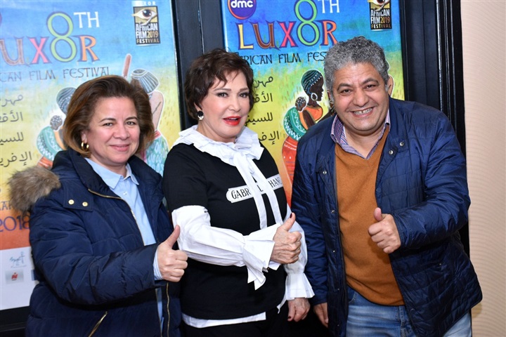 بالصور.. لبلبة تبدي إعجابها بأفيش مهرجان الأقصر للسينما الإفريقية بالصور.. لبلبة تبدي إعجابها بأفيش مهرجان الأقصر للسينما الإفريقية