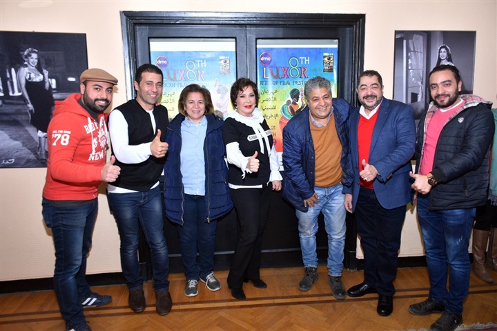 بالصور.. لبلبة تبدي إعجابها بأفيش مهرجان الأقصر للسينما الإفريقية بالصور.. لبلبة تبدي إعجابها بأفيش مهرجان الأقصر للسينما الإفريقية