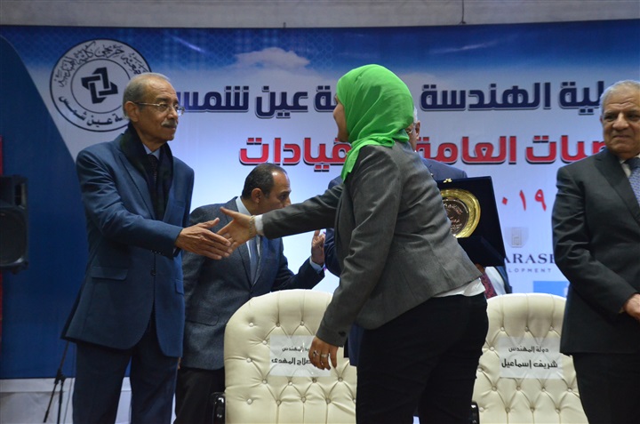 بالصور.. تكريم رئيس وزراء مصر الأسبق شريف إسماعيل وعدد من رموز الدولة بحفل خريجي كلية الهندسة جامعة عين شمس بالصور.. تكريم رئيس وزراء مصر الأسبق شريف إسماعيل وعدد من رموز الدولة بحفل خريجي كلية الهندسة جامعة عين شمس