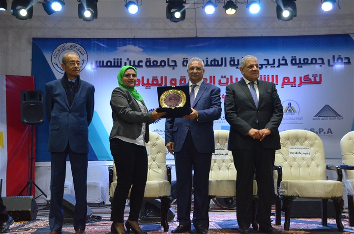بالصور.. تكريم رئيس وزراء مصر الأسبق شريف إسماعيل وعدد من رموز الدولة بحفل خريجي كلية الهندسة جامعة عين شمس بالصور.. تكريم رئيس وزراء مصر الأسبق شريف إسماعيل وعدد من رموز الدولة بحفل خريجي كلية الهندسة جامعة عين شمس