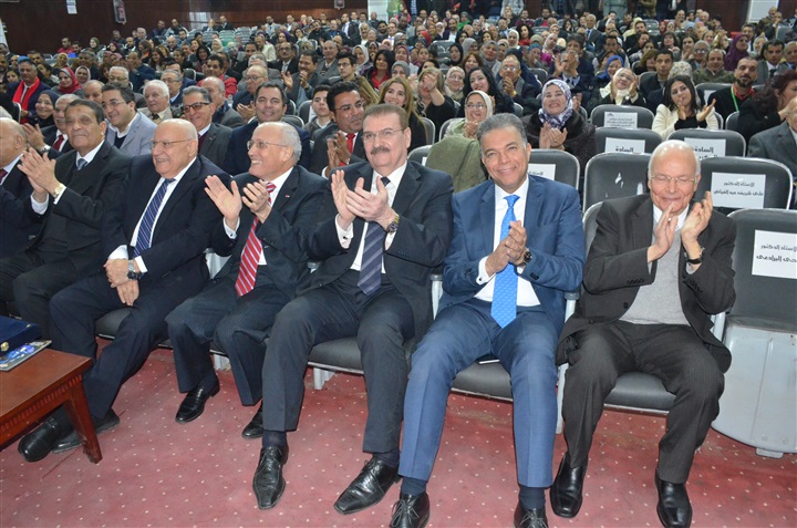 بالصور.. تكريم رئيس وزراء مصر الأسبق شريف إسماعيل وعدد من رموز الدولة بحفل خريجي كلية الهندسة جامعة عين شمس بالصور.. تكريم رئيس وزراء مصر الأسبق شريف إسماعيل وعدد من رموز الدولة بحفل خريجي كلية الهندسة جامعة عين شمس