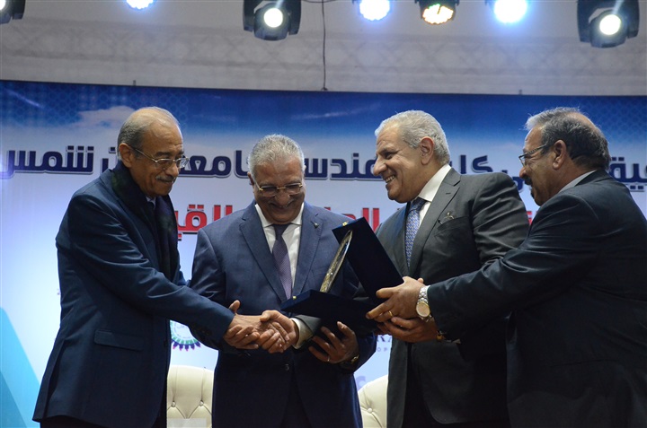 بالصور.. تكريم رئيس وزراء مصر الأسبق شريف إسماعيل وعدد من رموز الدولة بحفل خريجي كلية الهندسة جامعة عين شمس بالصور.. تكريم رئيس وزراء مصر الأسبق شريف إسماعيل وعدد من رموز الدولة بحفل خريجي كلية الهندسة جامعة عين شمس