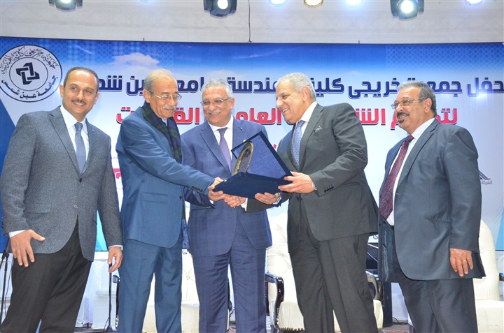 بالصور.. تكريم رئيس وزراء مصر الأسبق شريف إسماعيل وعدد من رموز الدولة بحفل خريجي كلية الهندسة جامعة عين شمس بالصور.. تكريم رئيس وزراء مصر الأسبق شريف إسماعيل وعدد من رموز الدولة بحفل خريجي كلية الهندسة جامعة عين شمس