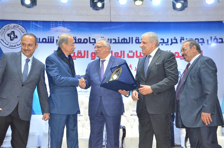 بالصور.. تكريم رئيس وزراء مصر الأسبق شريف إسماعيل وعدد من رموز الدولة بحفل خريجي كلية الهندسة جامعة عين شمس بالصور.. تكريم رئيس وزراء مصر الأسبق شريف إسماعيل وعدد من رموز الدولة بحفل خريجي كلية الهندسة جامعة عين شمس