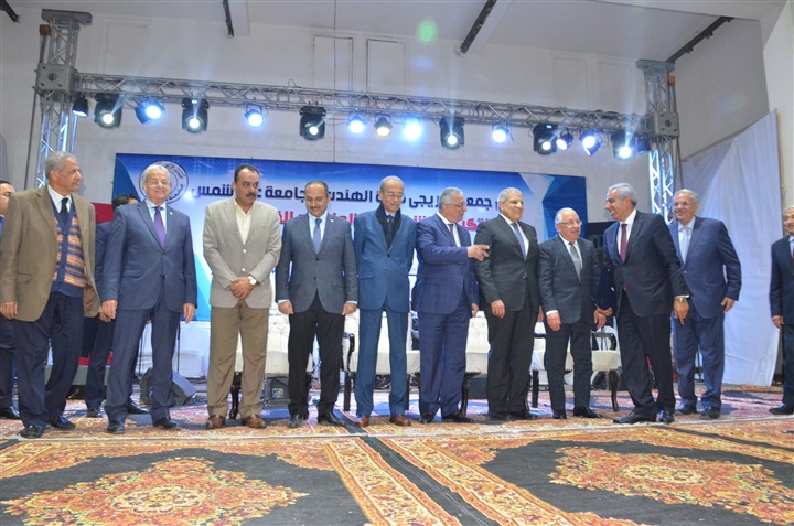 بالصور.. تكريم رئيس وزراء مصر الأسبق شريف إسماعيل وعدد من رموز الدولة بحفل خريجي كلية الهندسة جامعة عين شمس بالصور.. تكريم رئيس وزراء مصر الأسبق شريف إسماعيل وعدد من رموز الدولة بحفل خريجي كلية الهندسة جامعة عين شمس