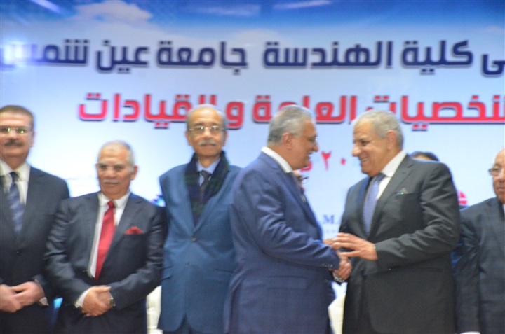 بالصور.. تكريم رئيس وزراء مصر الأسبق شريف إسماعيل وعدد من رموز الدولة بحفل خريجي كلية الهندسة جامعة عين شمس بالصور.. تكريم رئيس وزراء مصر الأسبق شريف إسماعيل وعدد من رموز الدولة بحفل خريجي كلية الهندسة جامعة عين شمس