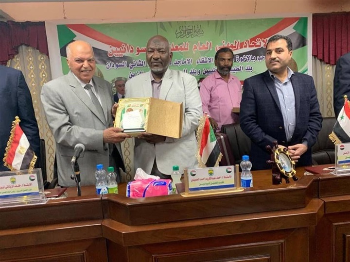"الزناتي" يلتقي أعضاء المكتب التنفيذي للاتحاد المهني للمعلمين السودانيين