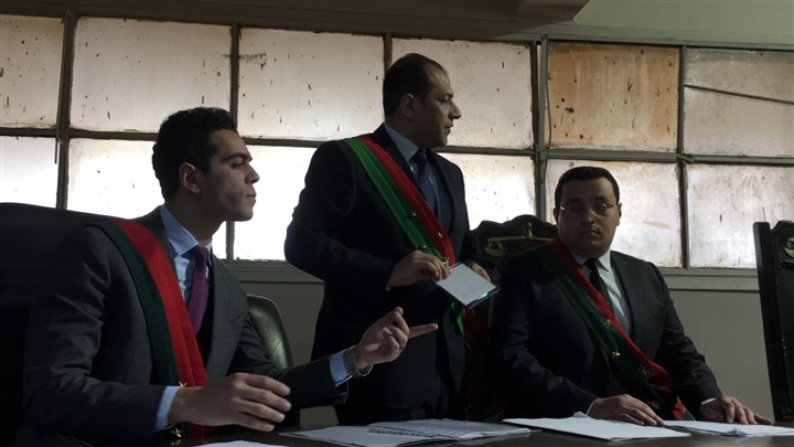 بالصور.. أول ظهور للمتهم بقتل زوجته وأطفاله الثلاثة بكفر الشيخ في أولي جلساته 