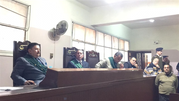 بالصور.. أول ظهور للمتهم بقتل زوجته وأطفاله الثلاثة بكفر الشيخ في أولي جلساته 