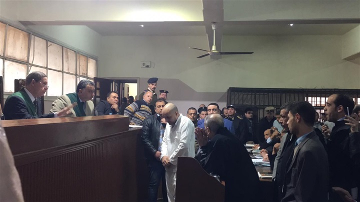 بالصور.. أول ظهور للمتهم بقتل زوجته وأطفاله الثلاثة بكفر الشيخ في أولي جلساته 