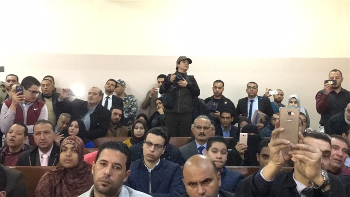 بالصور.. أول ظهور للمتهم بقتل زوجته وأطفاله الثلاثة بكفر الشيخ في أولي جلساته 