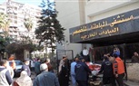 بالصور.. رجال الشرطة ينقلون مسنة فى الدقهلية للمستشفى لعلاجها