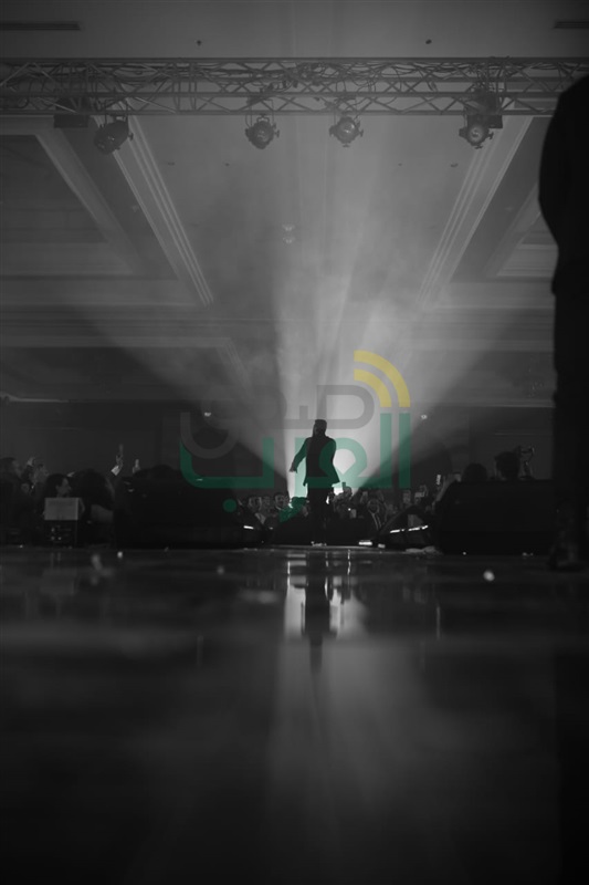 بالصور .. تامر حسني يشعل حفلا ضخما بأحد الفنادق النيلية