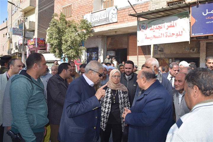 محافظ المنيا يشيد بأحد المواطنين تبرع بمنزله كمقر مؤقت للوحدة الصحية خلال جولته بسمالوط  