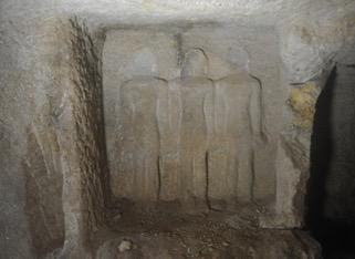 بالصور.. يحفر أسفل منزله ليعثر على  مقبرة آثرية في الجيزة