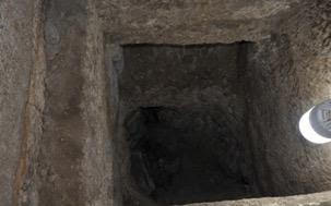 بالصور.. يحفر أسفل منزله ليعثر على  مقبرة آثرية في الجيزة