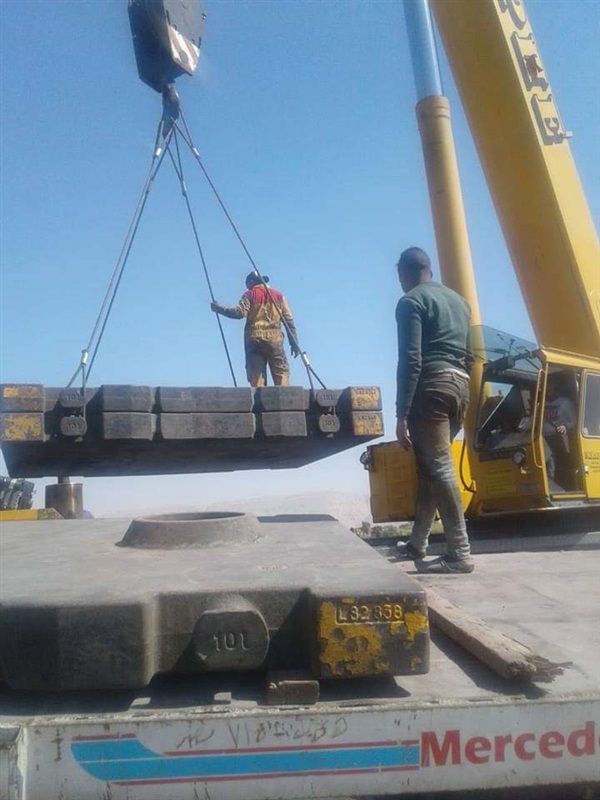 رفع مقطورة تابعة لإحدى شركات الغاز سقطت فى ترعة نجع حمادى