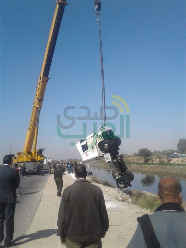 رفع مقطورة تابعة لإحدى شركات الغاز سقطت فى ترعة نجع حمادى