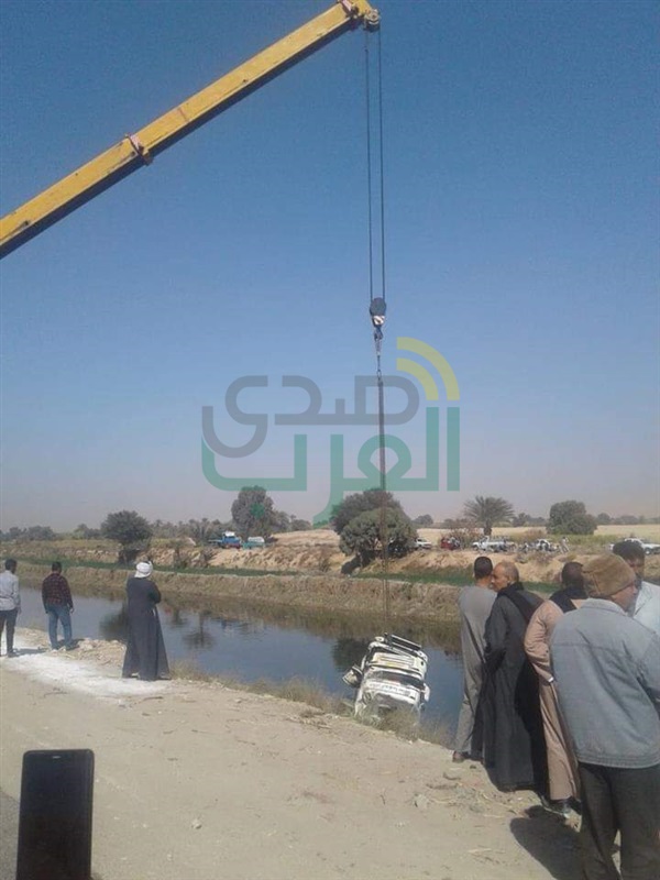 رفع مقطورة تابعة لإحدى شركات الغاز سقطت فى ترعة نجع حمادى