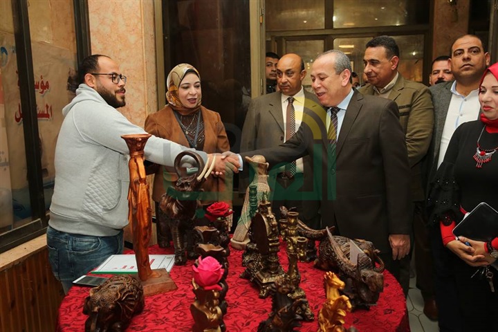 محافظ كفر الشيخ يفتتح معرض منتجات برنامج "مشروعك " 