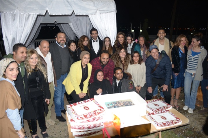 بالصور.. أبطال مسلسل كارمن يحتفلون بأخر يوم تصوير بالصور.. أبطال مسلسل كارمن يحتفلون بأخر يوم تصوير